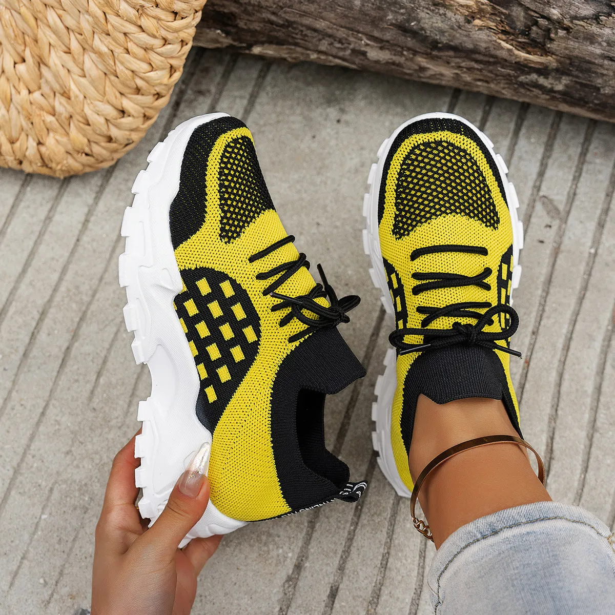 Women's breathable Flyknit casual sneakers, low-top, non-slip rubber sole, light pink colour