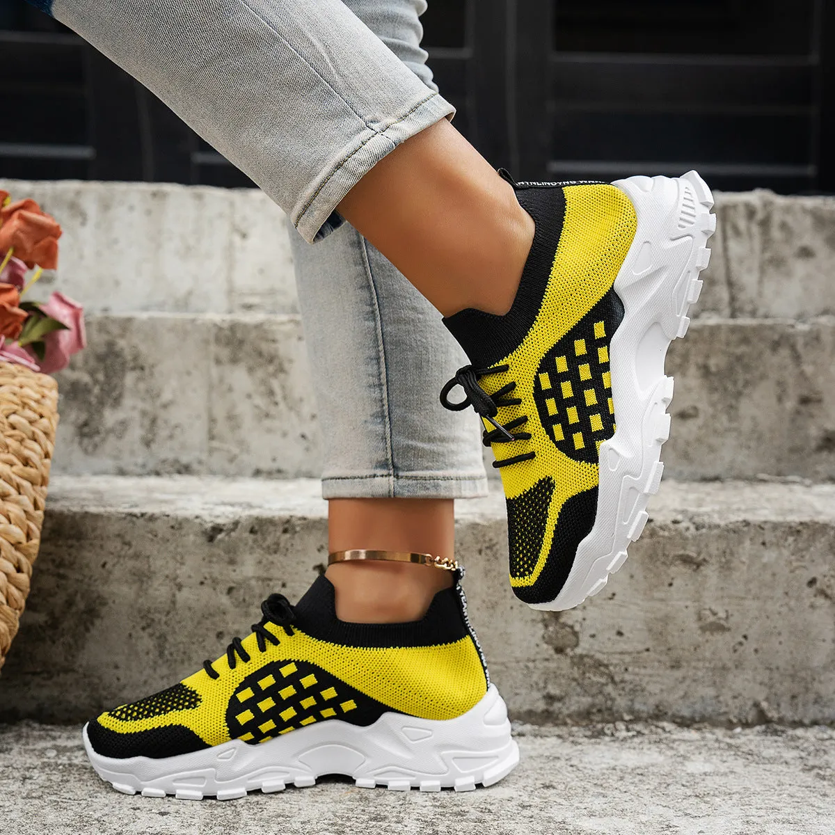 Women's breathable Flyknit casual sneakers, low-top, non-slip rubber sole, light pink colour
