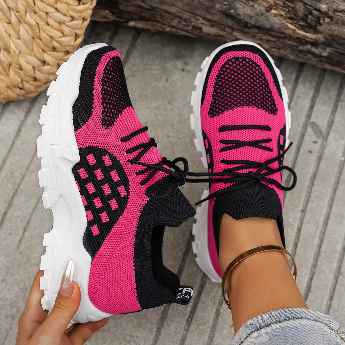 Women's breathable Flyknit casual sneakers, low-top, non-slip rubber sole, light pink colour