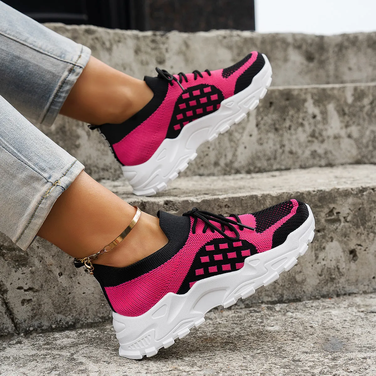 Women's breathable Flyknit casual sneakers, low-top, non-slip rubber sole, light pink colour