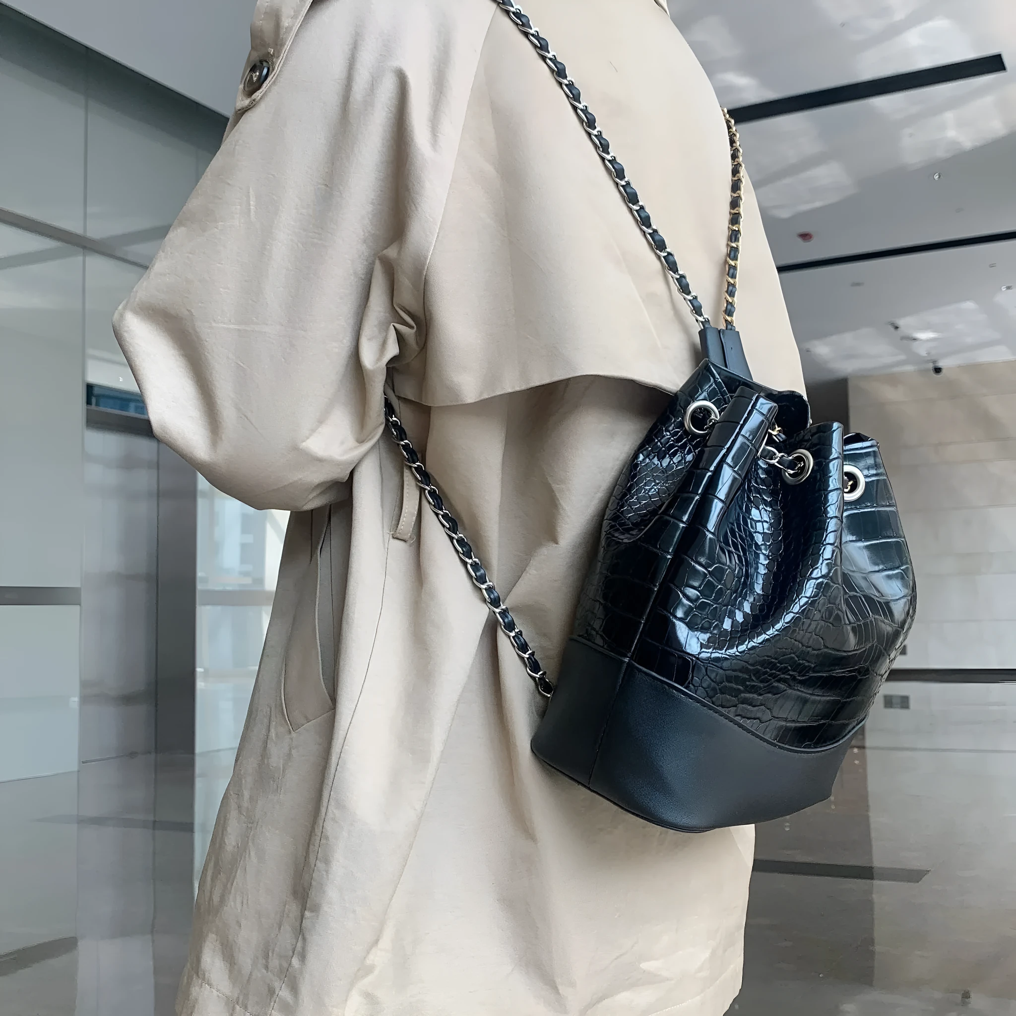 Women's black PU large capacity shoulder bag with chain detail, 22x29x10.5cm