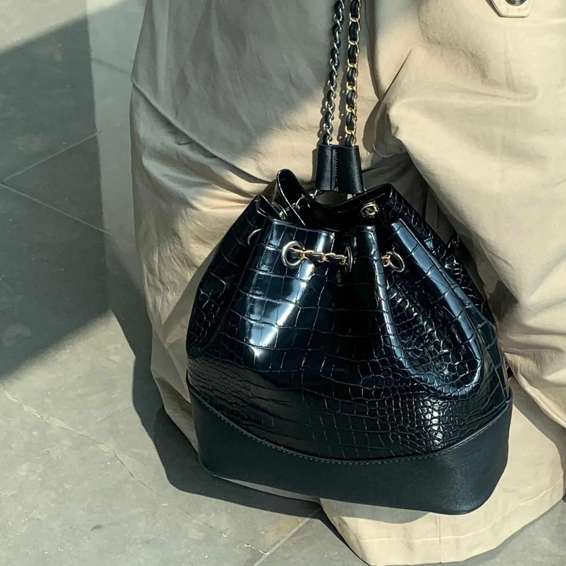 Women's black PU large capacity shoulder bag with chain detail, 22x29x10.5cm
