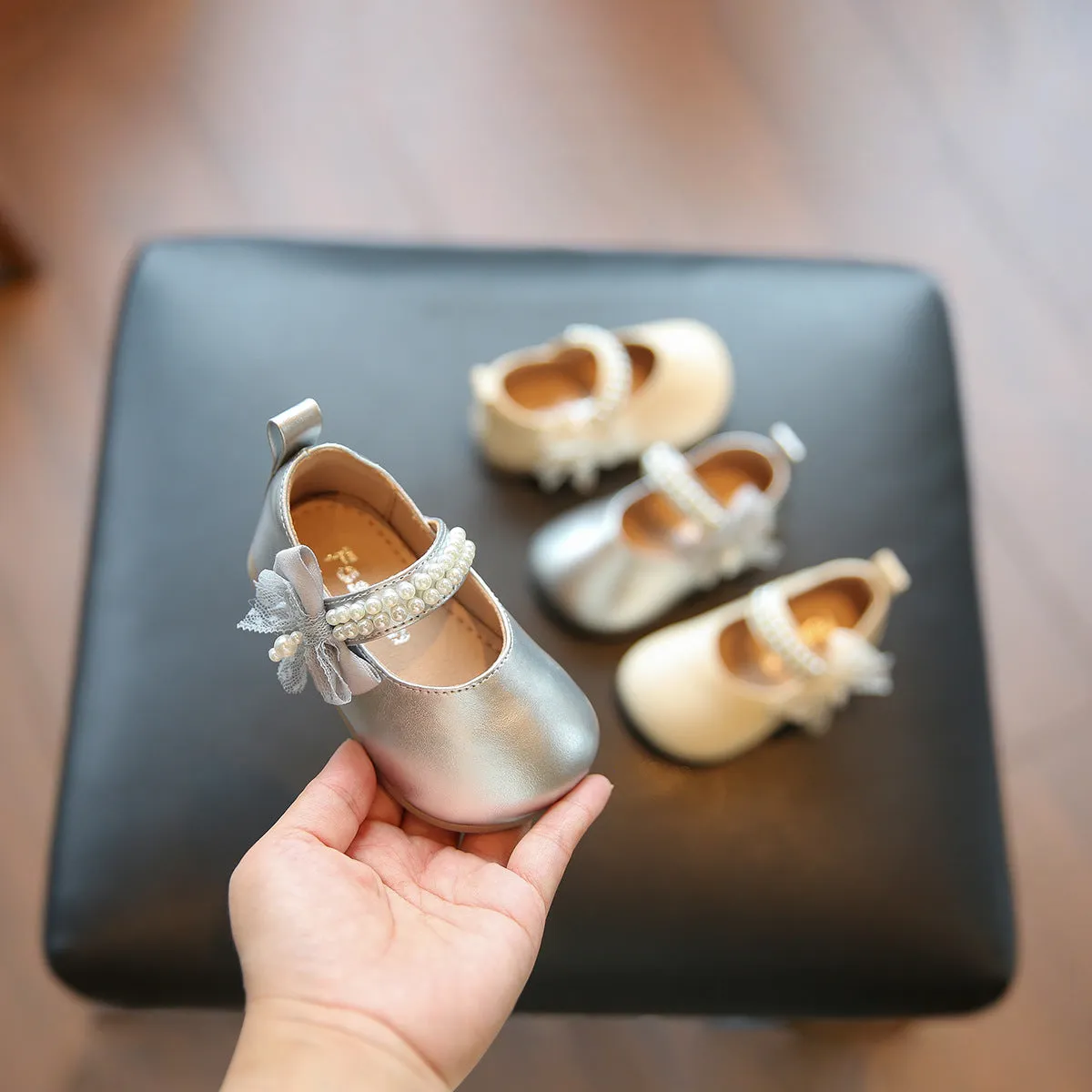 Princess square mouth pumps for toddler girls, non-slip synthetic leather bow shoes in beige and silver