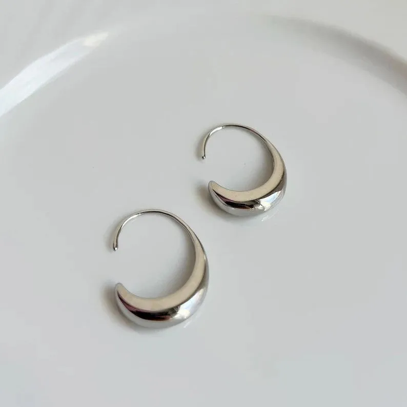 Retro style women's fashion earrings with snake design in gold or silver electroplated alloy