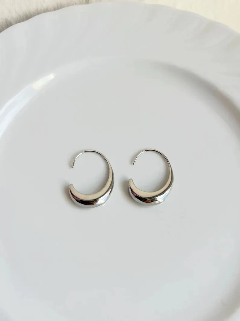 Retro style women's fashion earrings with snake design in gold or silver electroplated alloy
