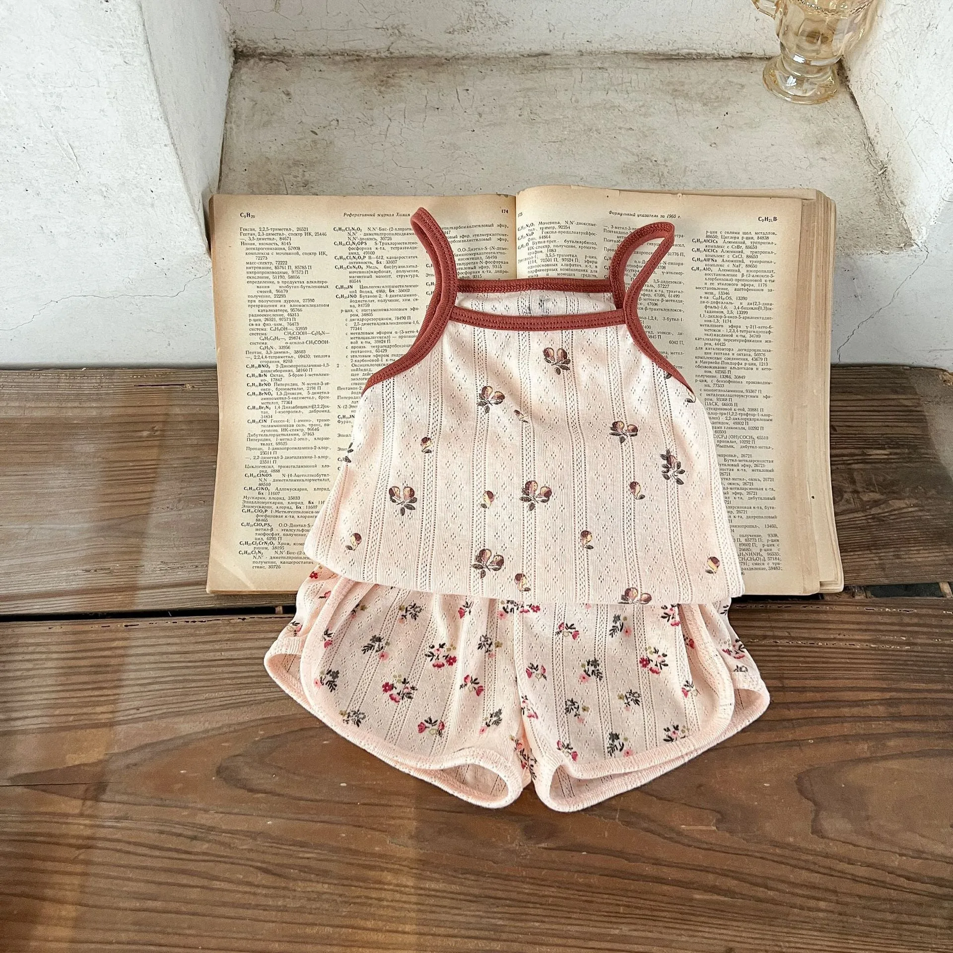 Children's cotton corduroy two-piece pajama set with pullover shirt and shorts in floral colour
