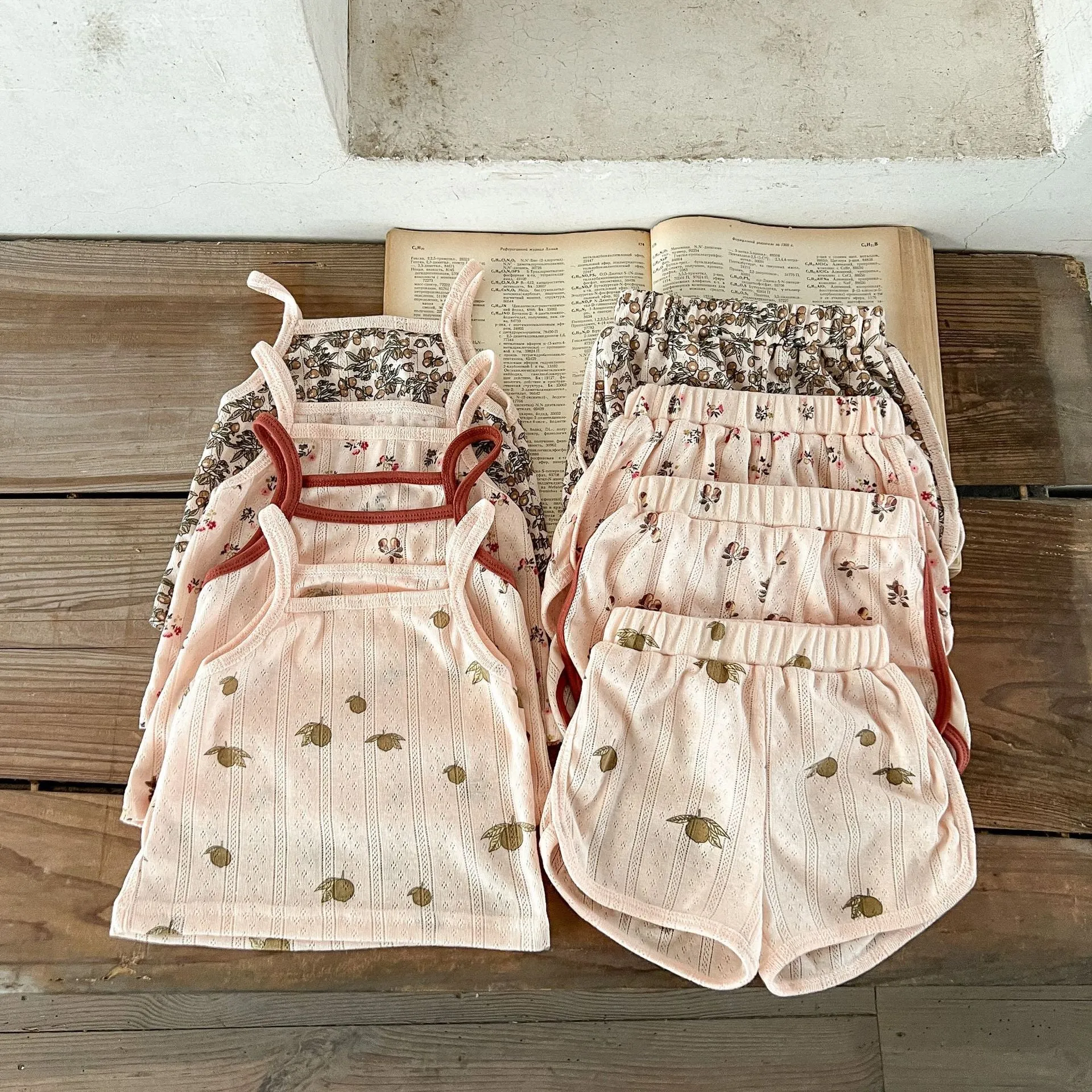 Children's cotton corduroy two-piece pajama set with pullover shirt and shorts in floral colour