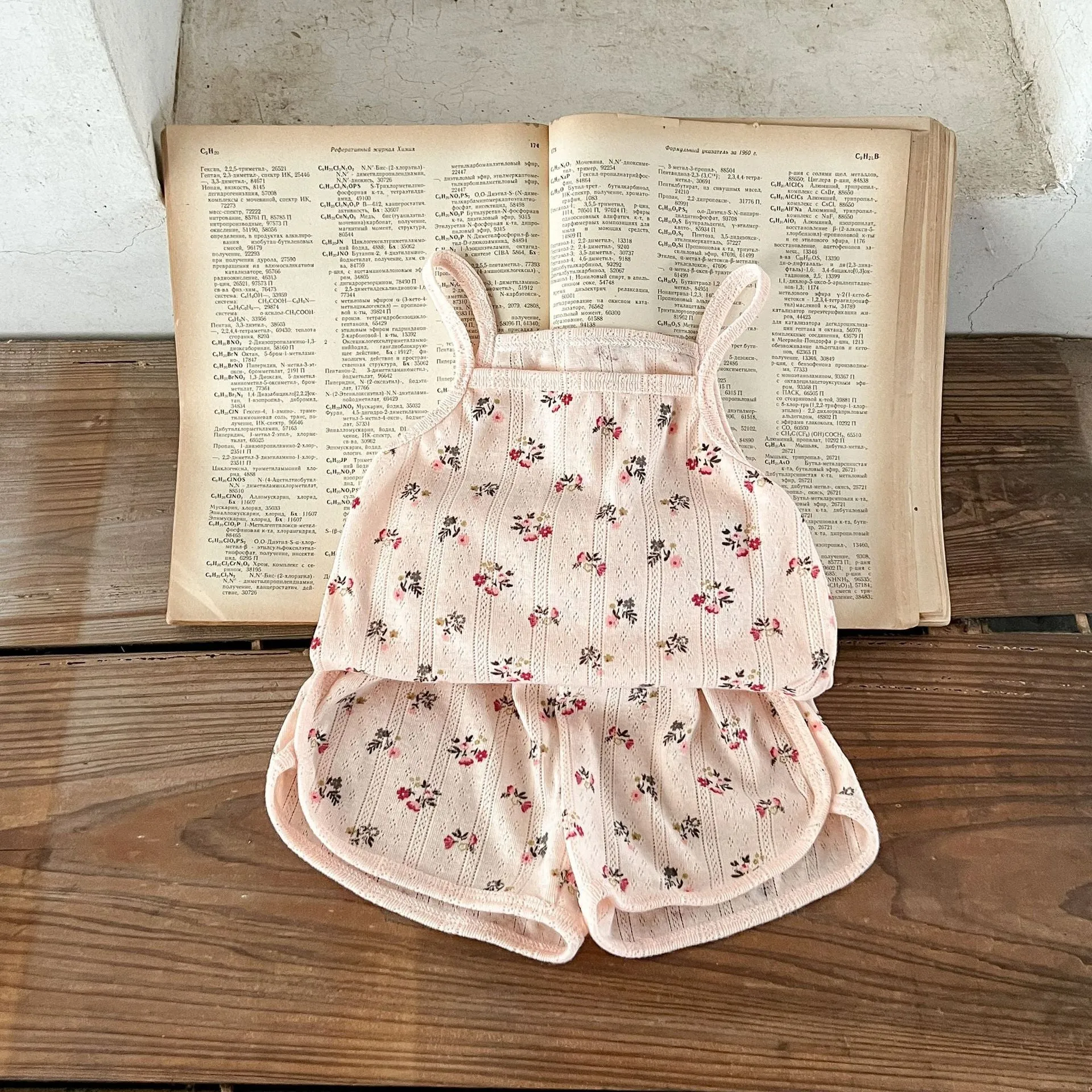 Children's cotton corduroy two-piece pajama set with pullover shirt and shorts in floral colour