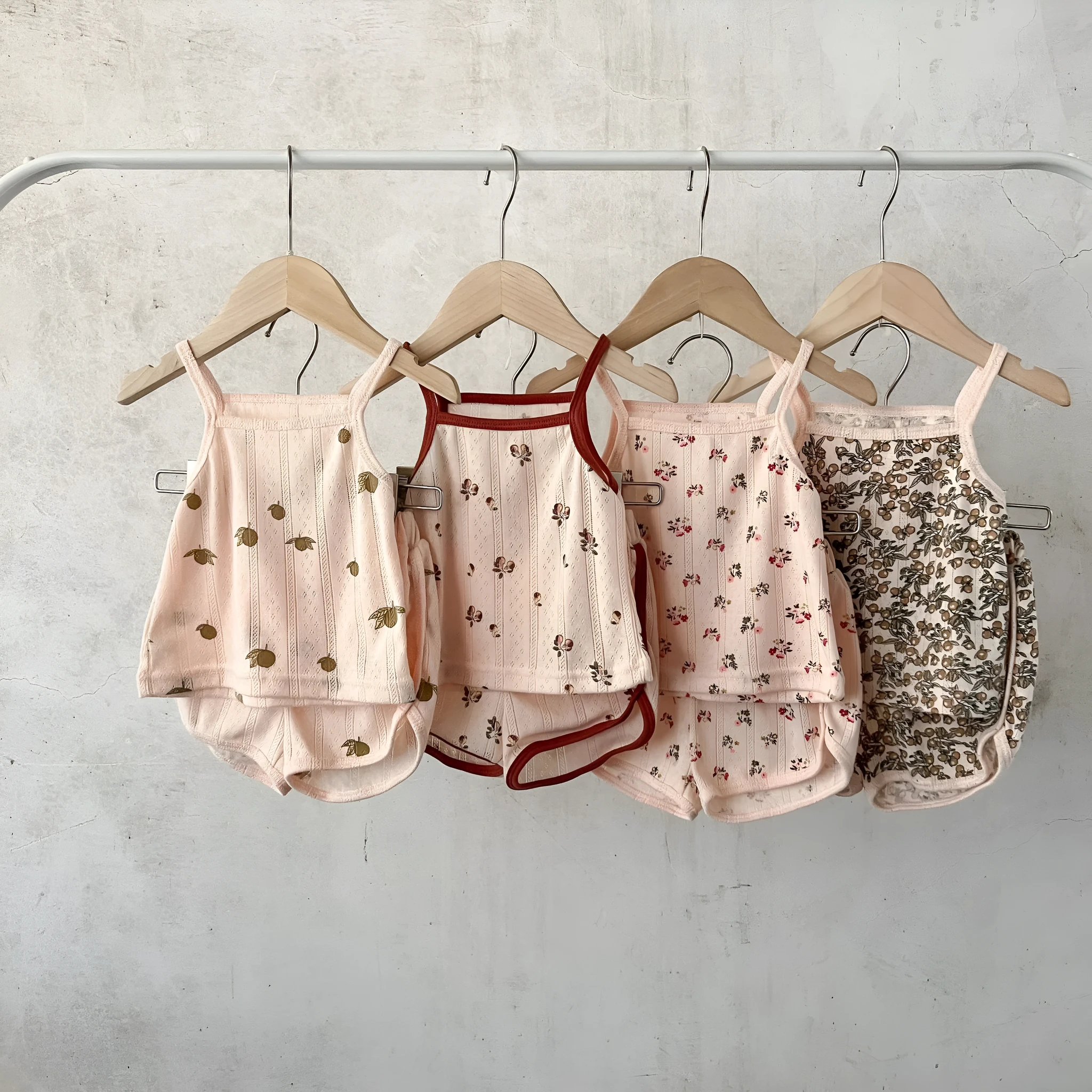 Children's cotton corduroy two-piece pajama set with pullover shirt and shorts in floral colour