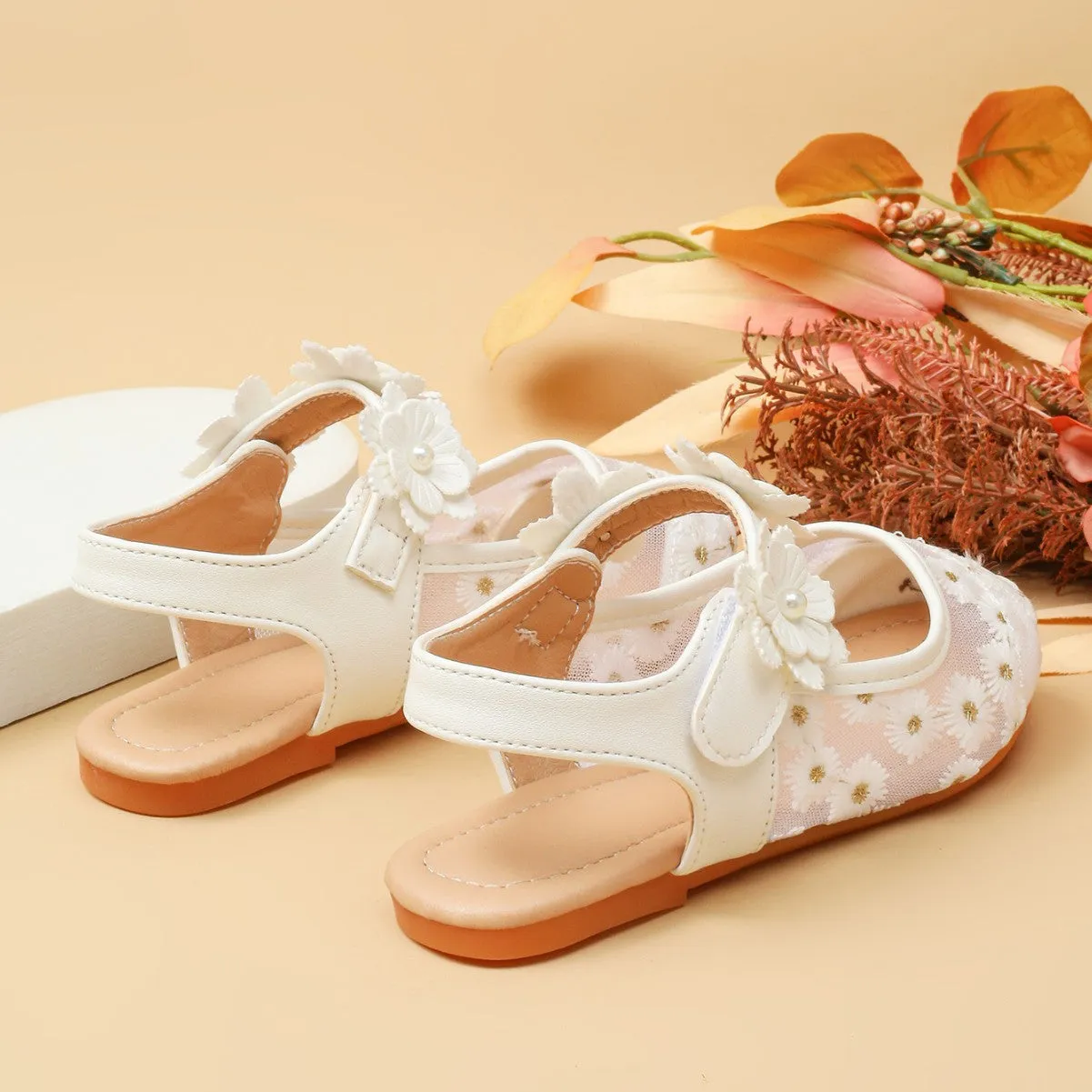 White flat bottom girls shoes with PU leather upper, Velcro fastening, and floral element for Han Chinese clothing