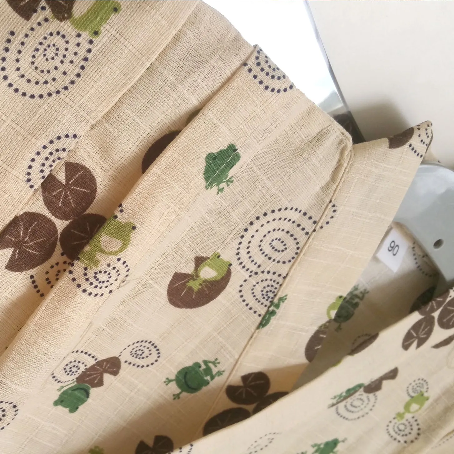 Child's beige cotton yukata with little frog print, short sleeves