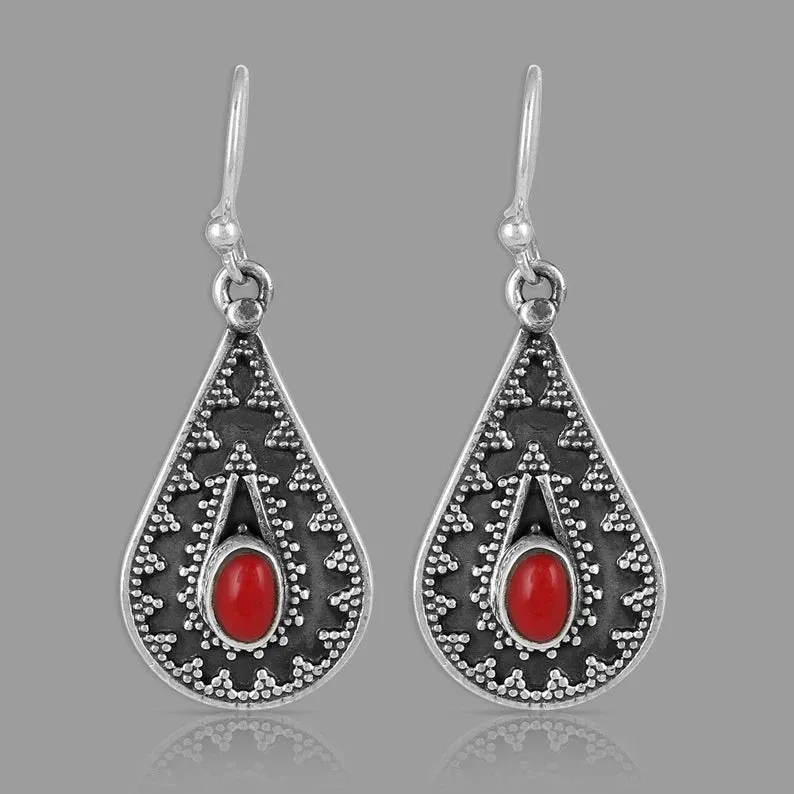 Silver-coloured drop earrings with red pine gemstones in a retro style.