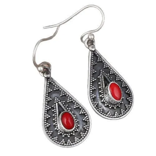 Silver-coloured drop earrings with red pine gemstones in a retro style.