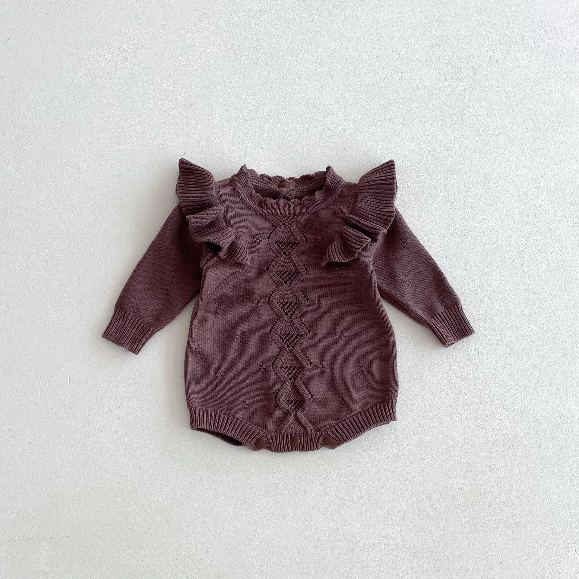 Baby cotton pullover romper with flounced lace sleeves in white beige triangle jumpsuit style