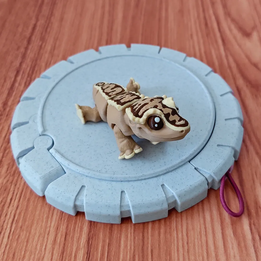Horn guard crown hair gecko movable joint toy in plastic, 8-10cm, army green colour with poseable limbs