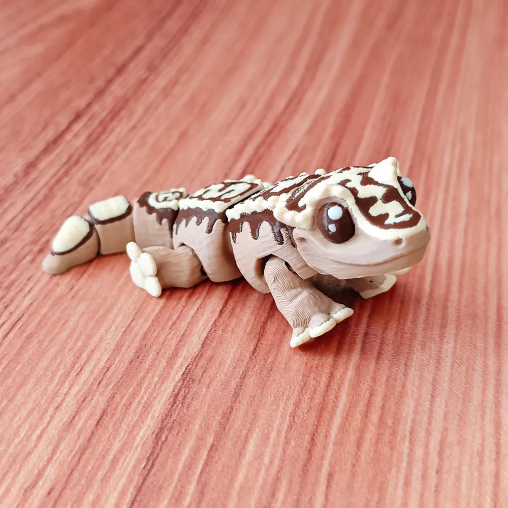 Horn guard crown hair gecko movable joint toy in plastic, 8-10cm, army green colour with poseable limbs