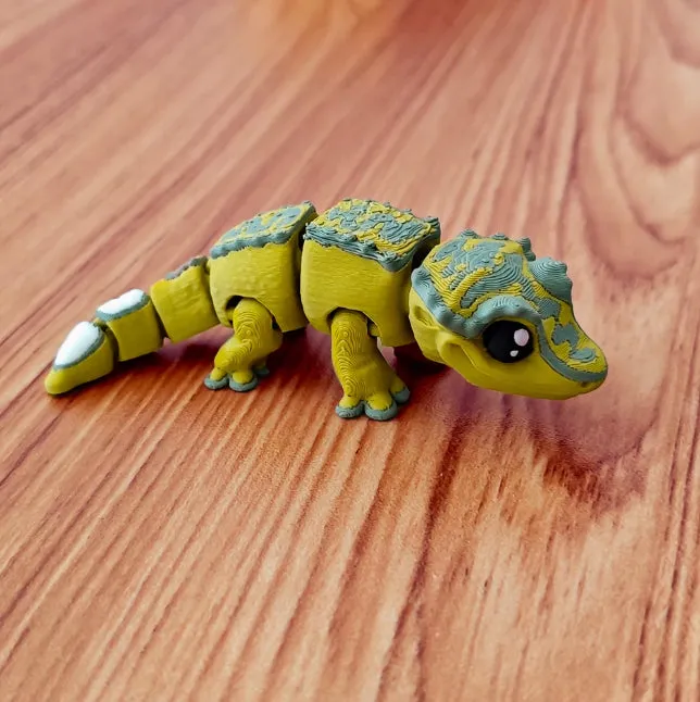 Horn guard crown hair gecko movable joint toy in plastic, 8-10cm, army green colour with poseable limbs