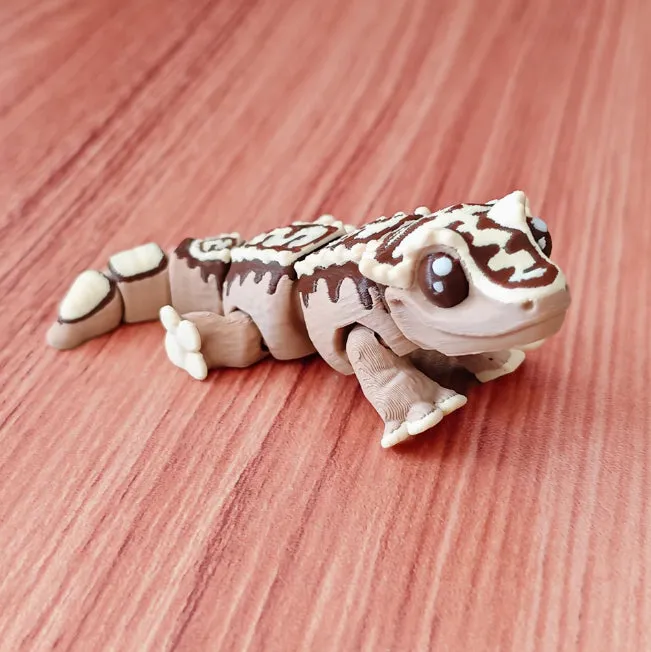 Horn guard crown hair gecko movable joint toy in plastic, 8-10cm, army green colour with poseable limbs