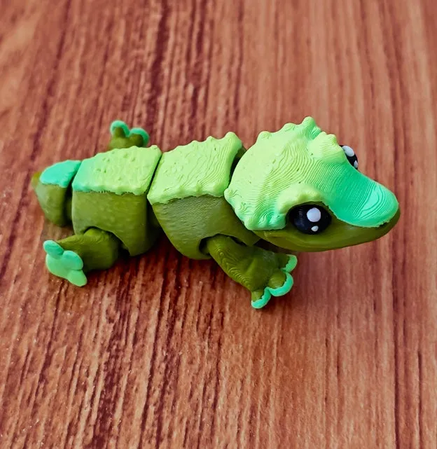 Horn guard crown hair gecko movable joint toy in plastic, 8-10cm, army green colour with poseable limbs