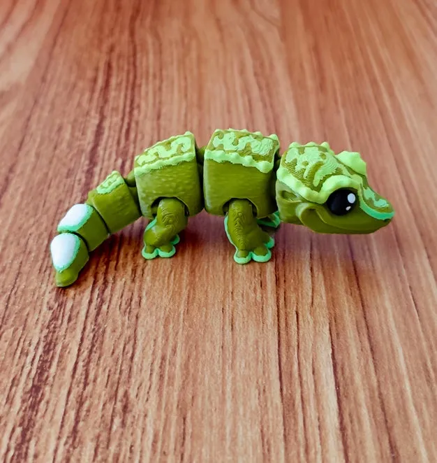Horn guard crown hair gecko movable joint toy in plastic, 8-10cm, army green colour with poseable limbs