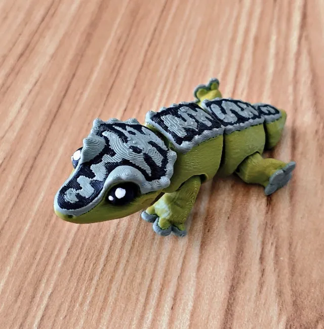 Horn guard crown hair gecko movable joint toy in plastic, 8-10cm, army green colour with poseable limbs