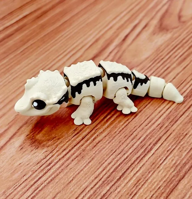 Horn guard crown hair gecko movable joint toy in plastic, 8-10cm, army green colour with poseable limbs