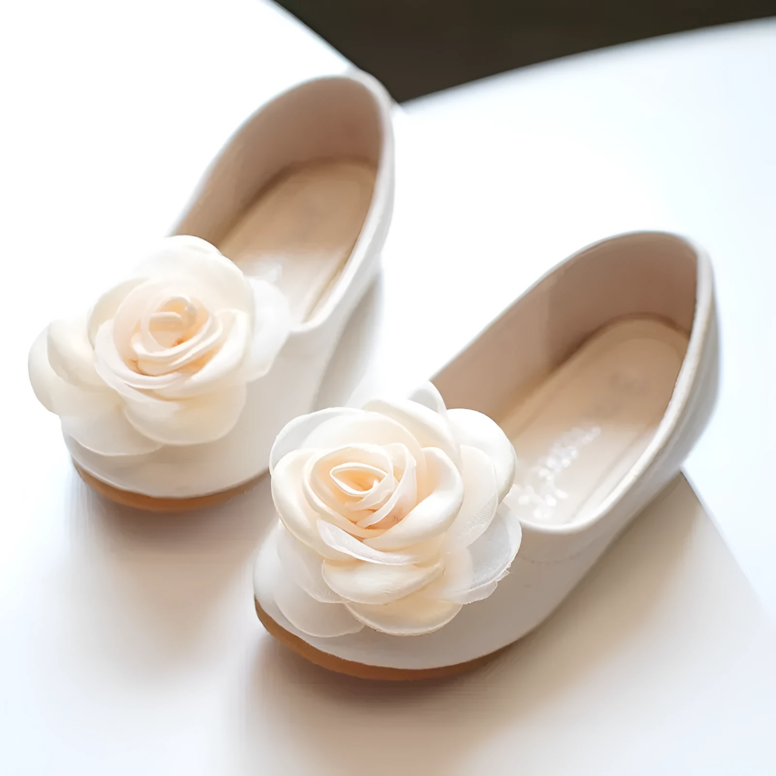 Korean style girl flower PU leather shoes in pink with floral pattern, low top oversleeve design