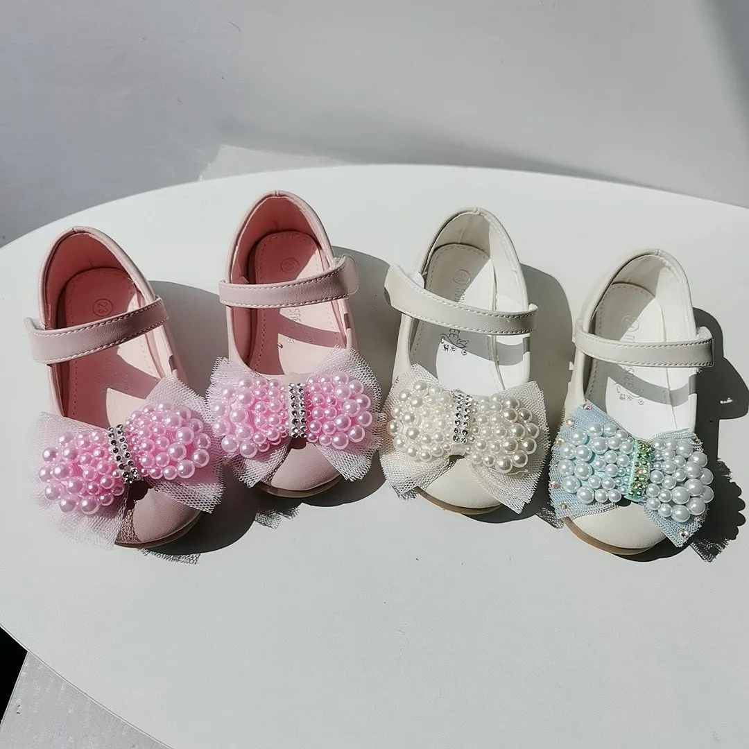 Girls' princess shoes with pearl bow, PU leather upper, flat heel, and Velcro fastening in beige white pearl colour