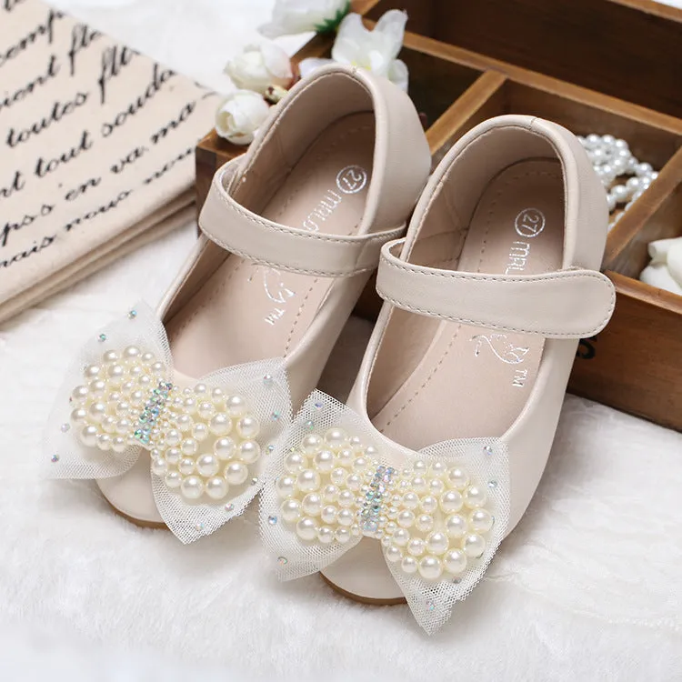 Girls' princess shoes with pearl bow, PU leather upper, flat heel, and Velcro fastening in beige white pearl colour