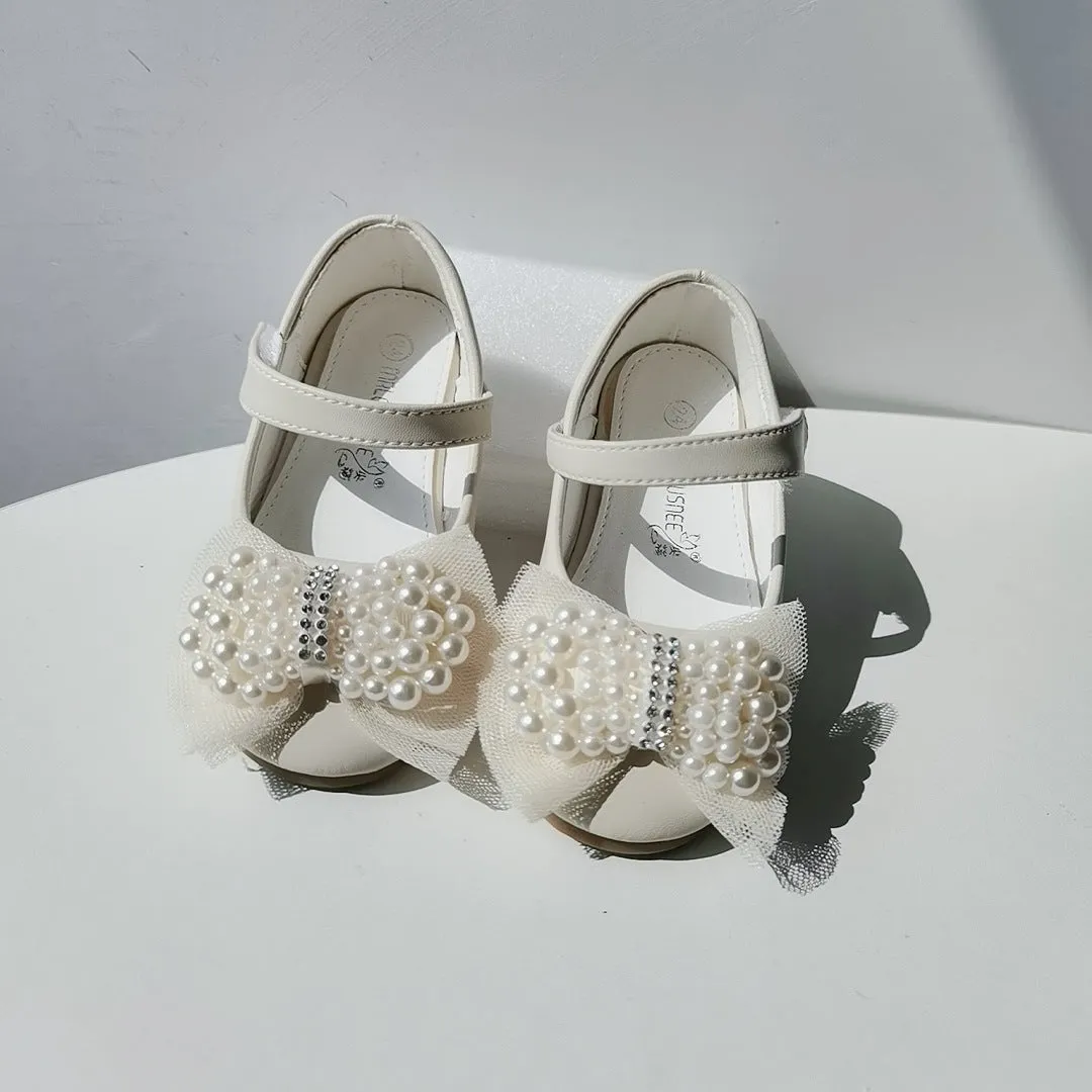 Girls' princess shoes with pearl bow, PU leather upper, flat heel, and Velcro fastening in beige white pearl colour