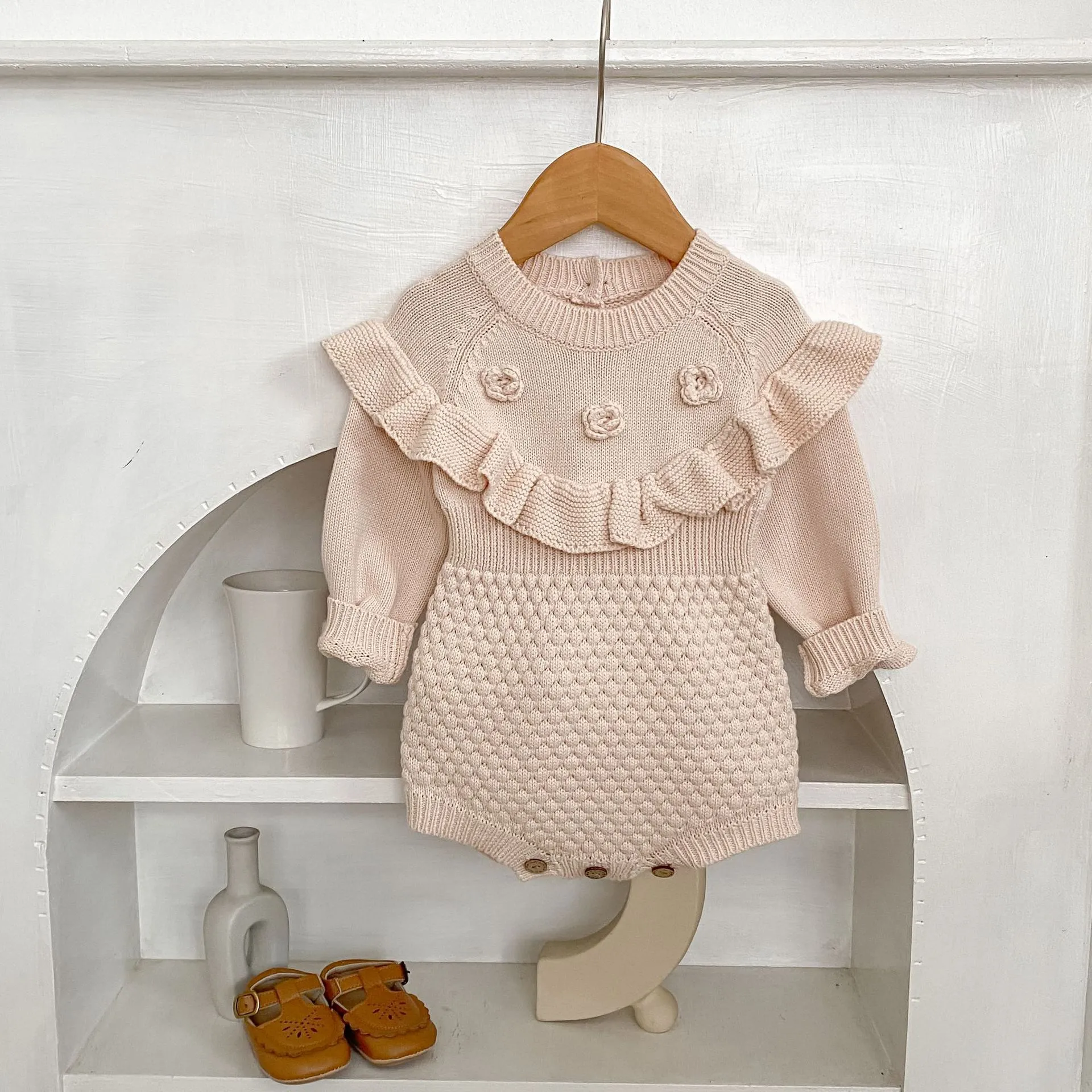 Baby hand crocheting flower pineapple plaid knitted wool long sleeve jumpsuit in stone powder for girls