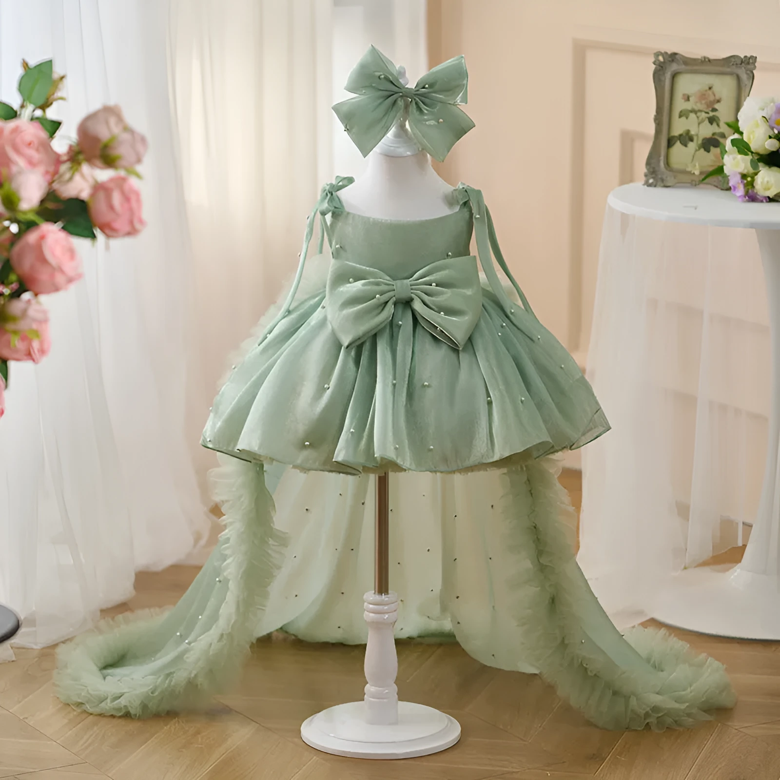 Green large trailing mesh children's dress on display, suitable for heights 80cm to 160cm, polyester fibre construction.