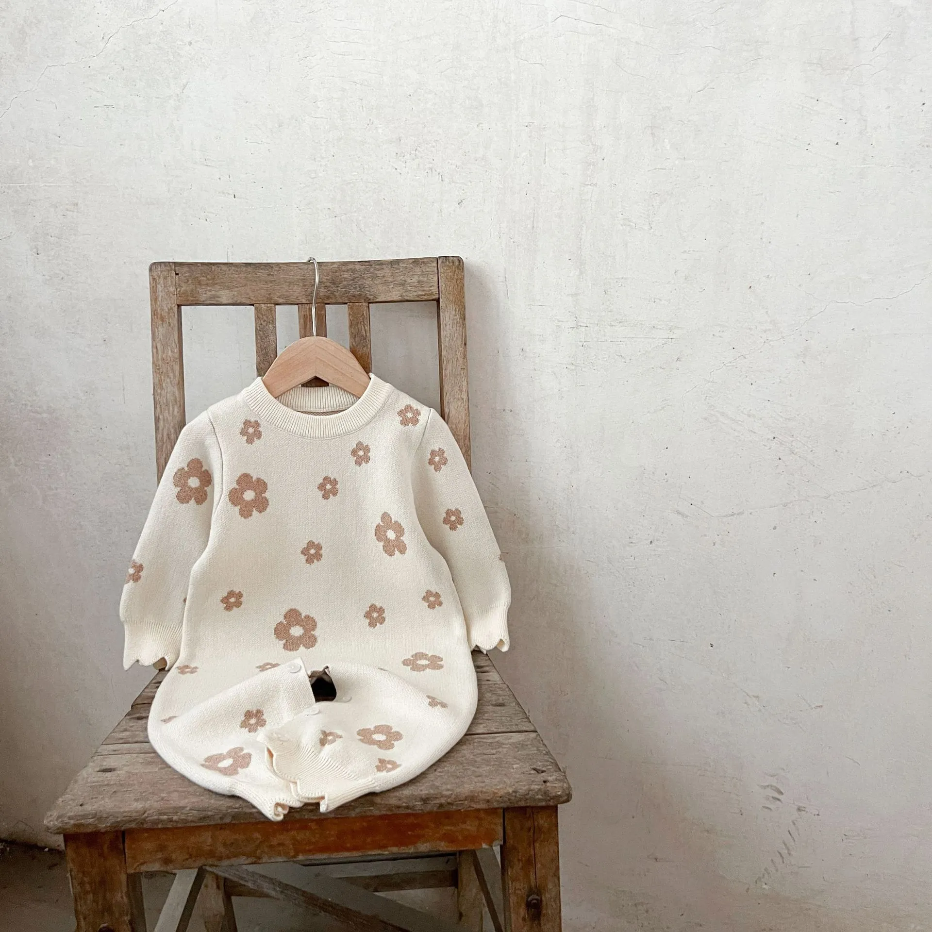 Baby romper jumpsuit in cotton with long sleeves, pink flowers pattern, side view