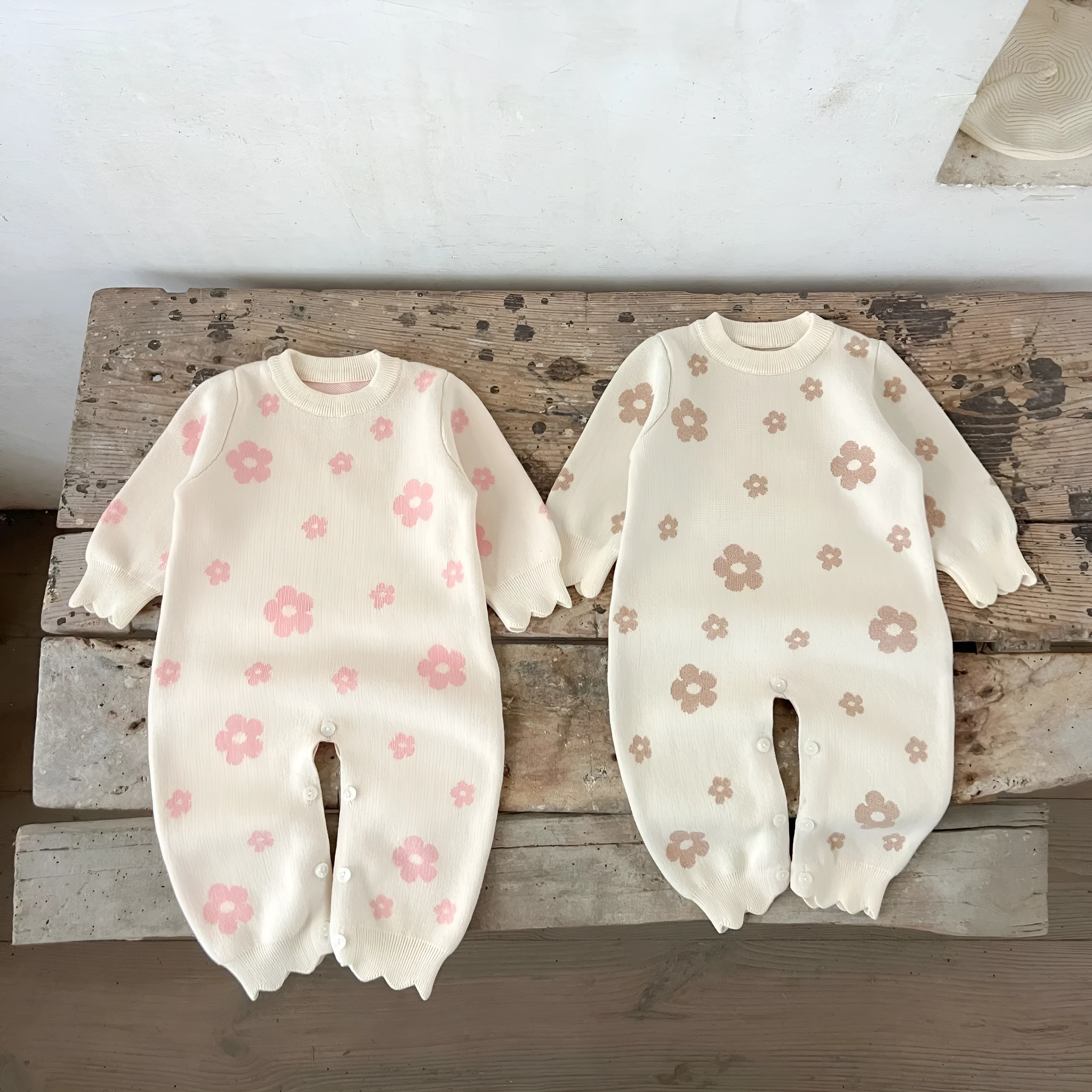 Baby romper jumpsuit in cotton with long sleeves, pink flowers pattern, side view