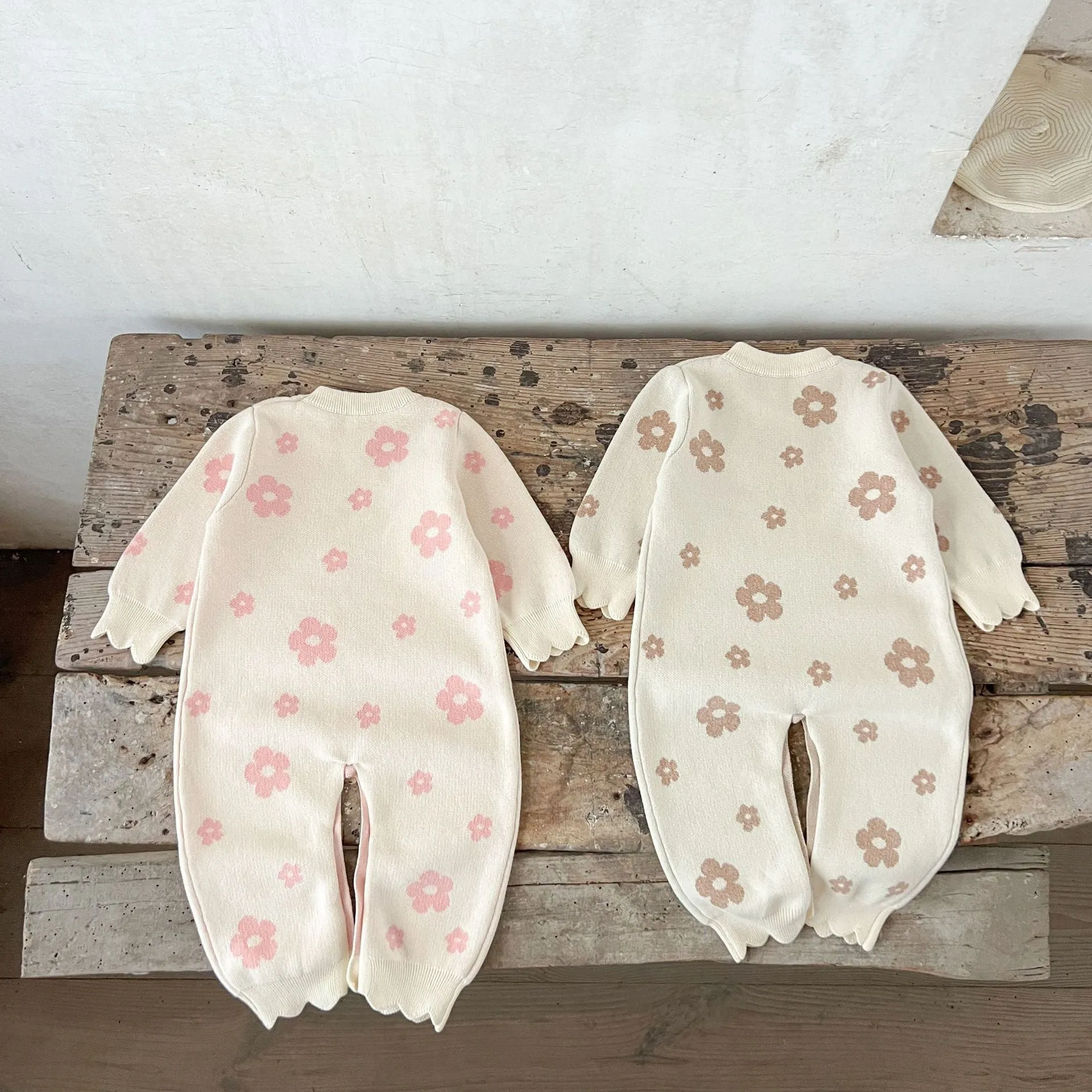 Baby romper jumpsuit in cotton with long sleeves, pink flowers pattern, side view