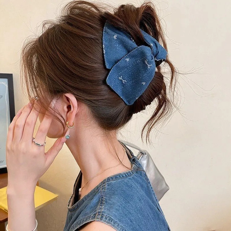 Triangle-shaped fabric and acrylic hairpin clip for women with plastic construction