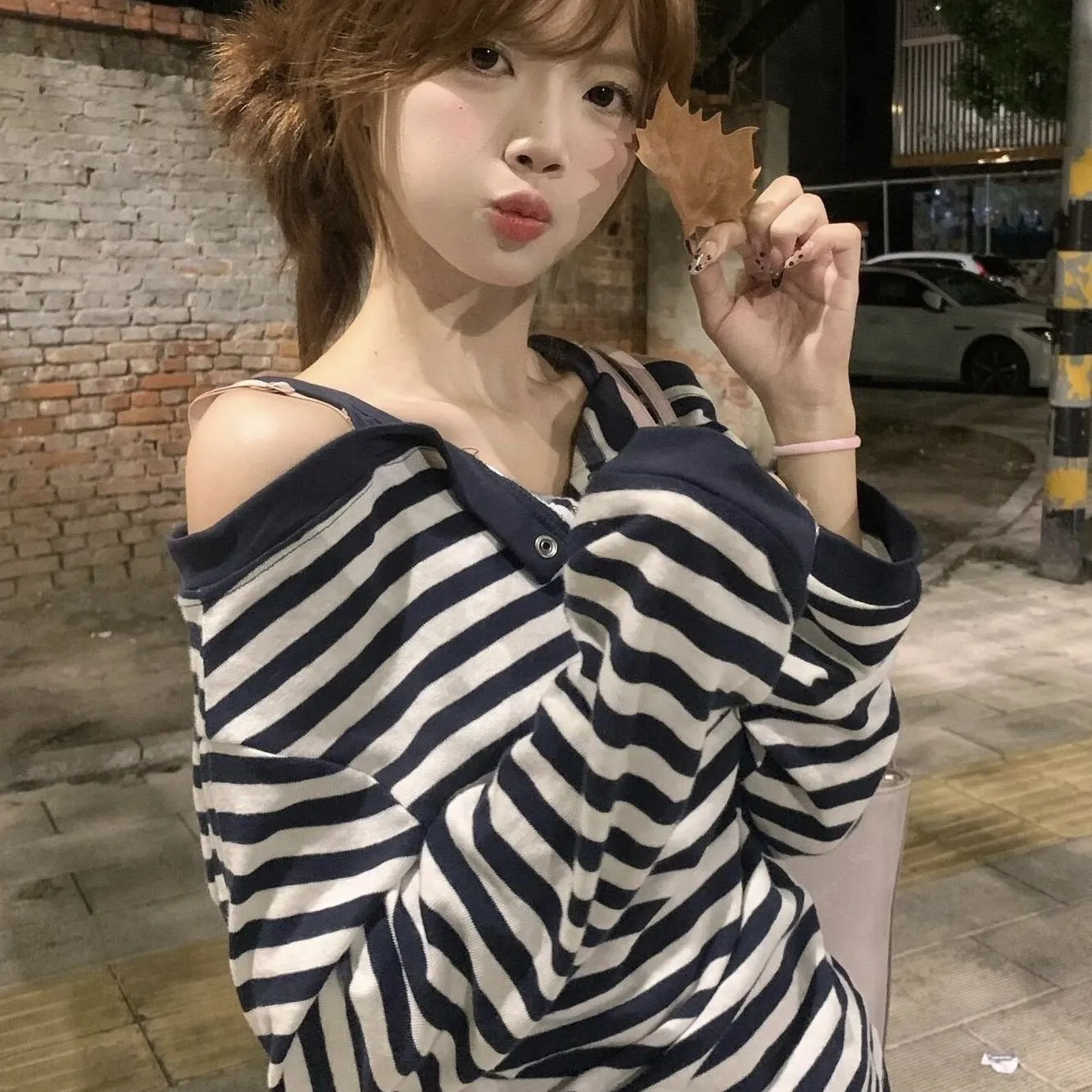 Dark blue Korean-style women's oversized long-sleeved t-shirt with striped patterns and embroidery