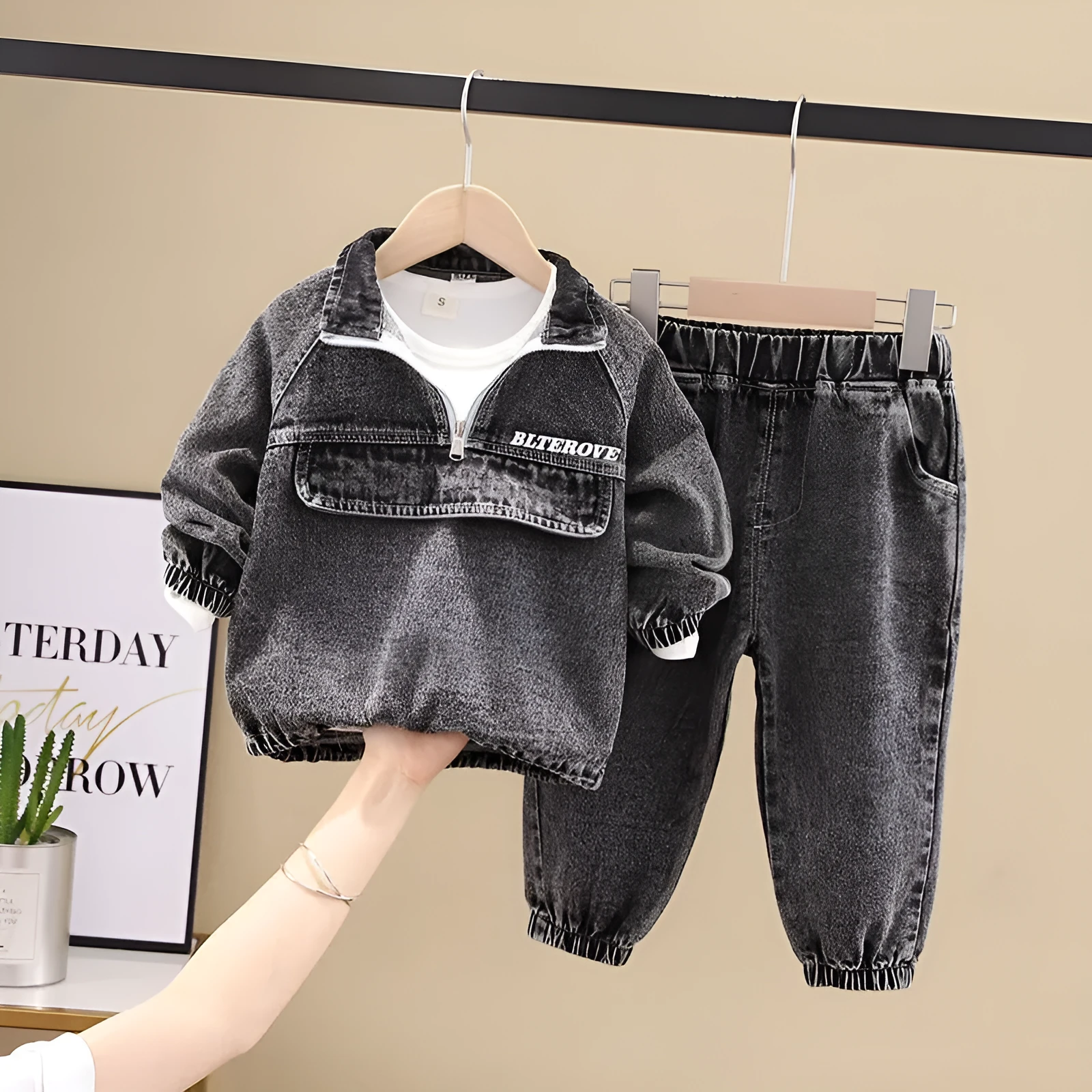 Boys black and blue denim two-piece suit set with long sleeves in Korean style children's clothing