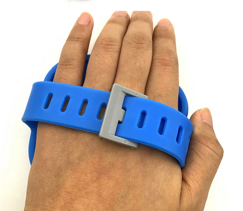 Blue pet washing tool with silicone glove, 2.5m hose, and tap adapters for dog bathing