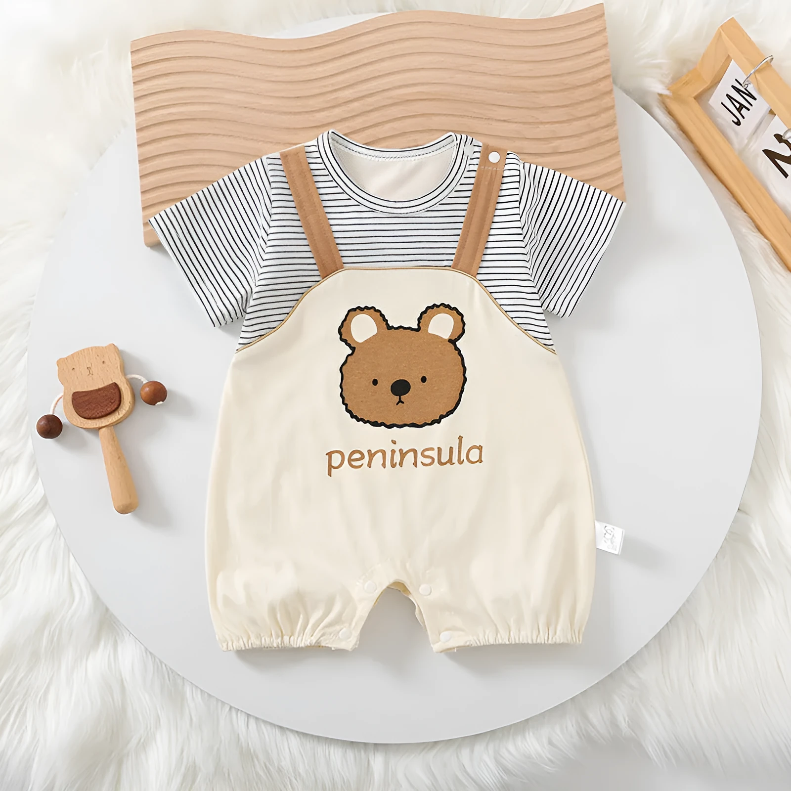 Cartoon bear print baby short sleeve cotton romper suit for summer.