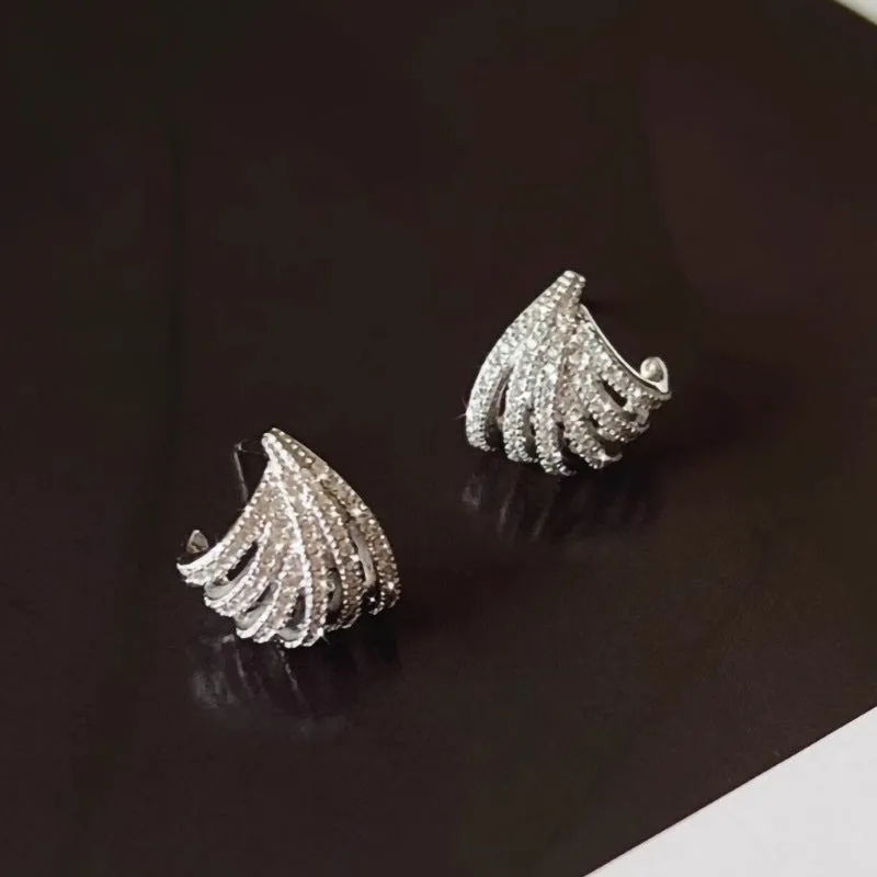 Geometric zircon earrings with platinum electroplated finish and line design