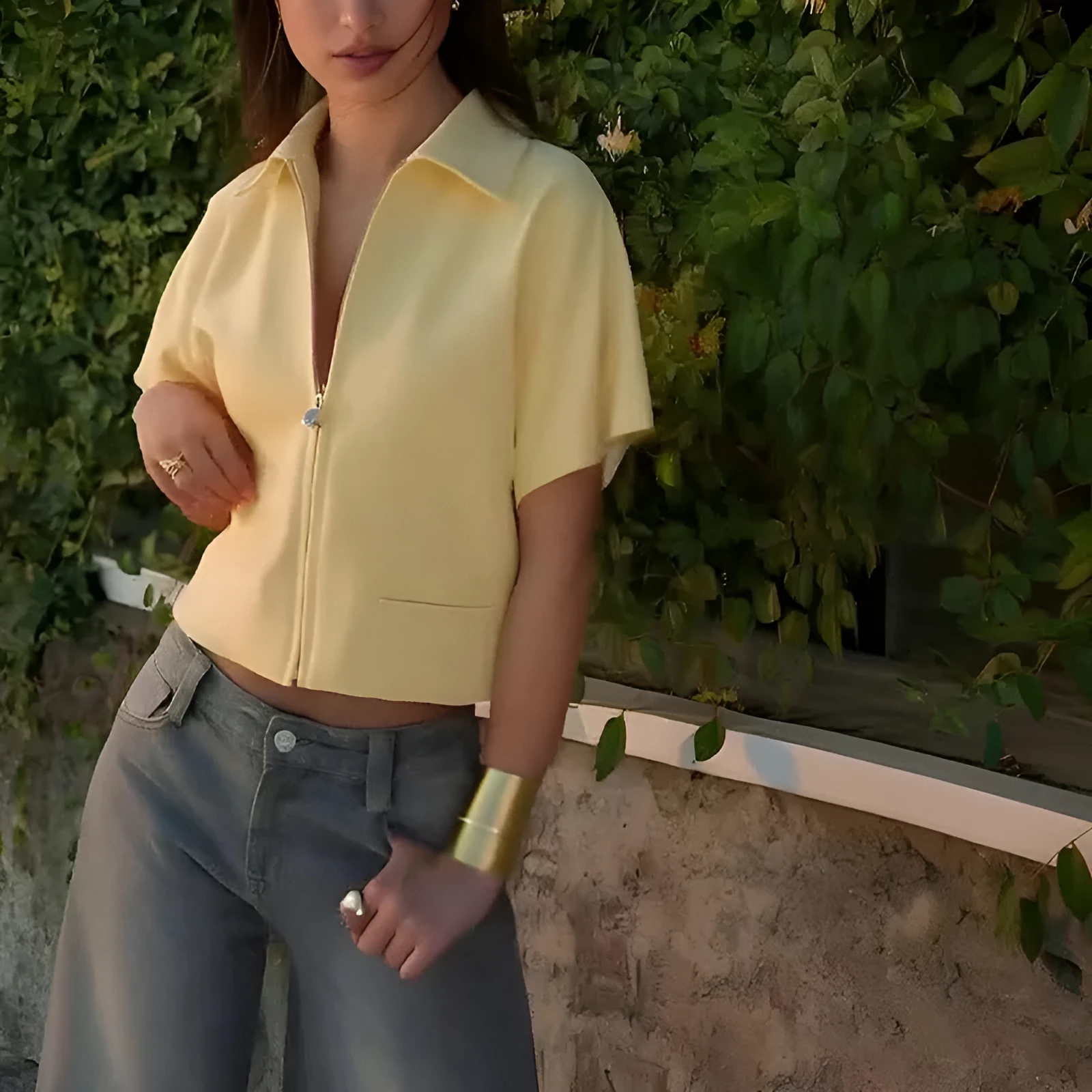 Casual polyester short sleeve top in black white yellow loose fit with regular sleeves