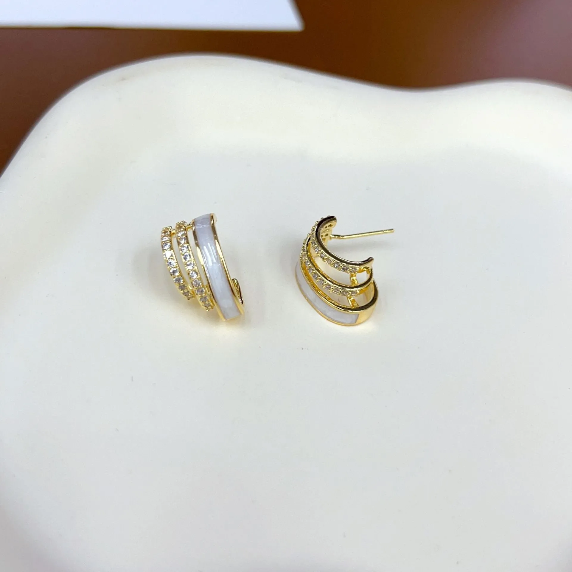 No piercing ear clip red full diamond painting oil stud earrings in geometric shape on woman's earlobe