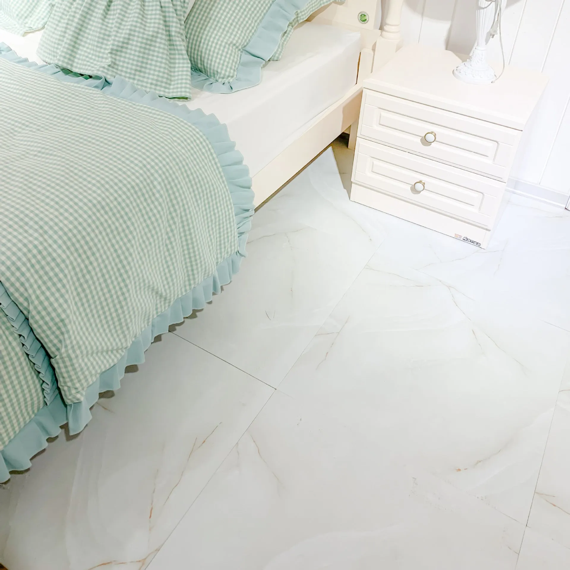 Stone pattern self-adhesive floor tile 600x600mm, moisture-proof, modern simplicity style