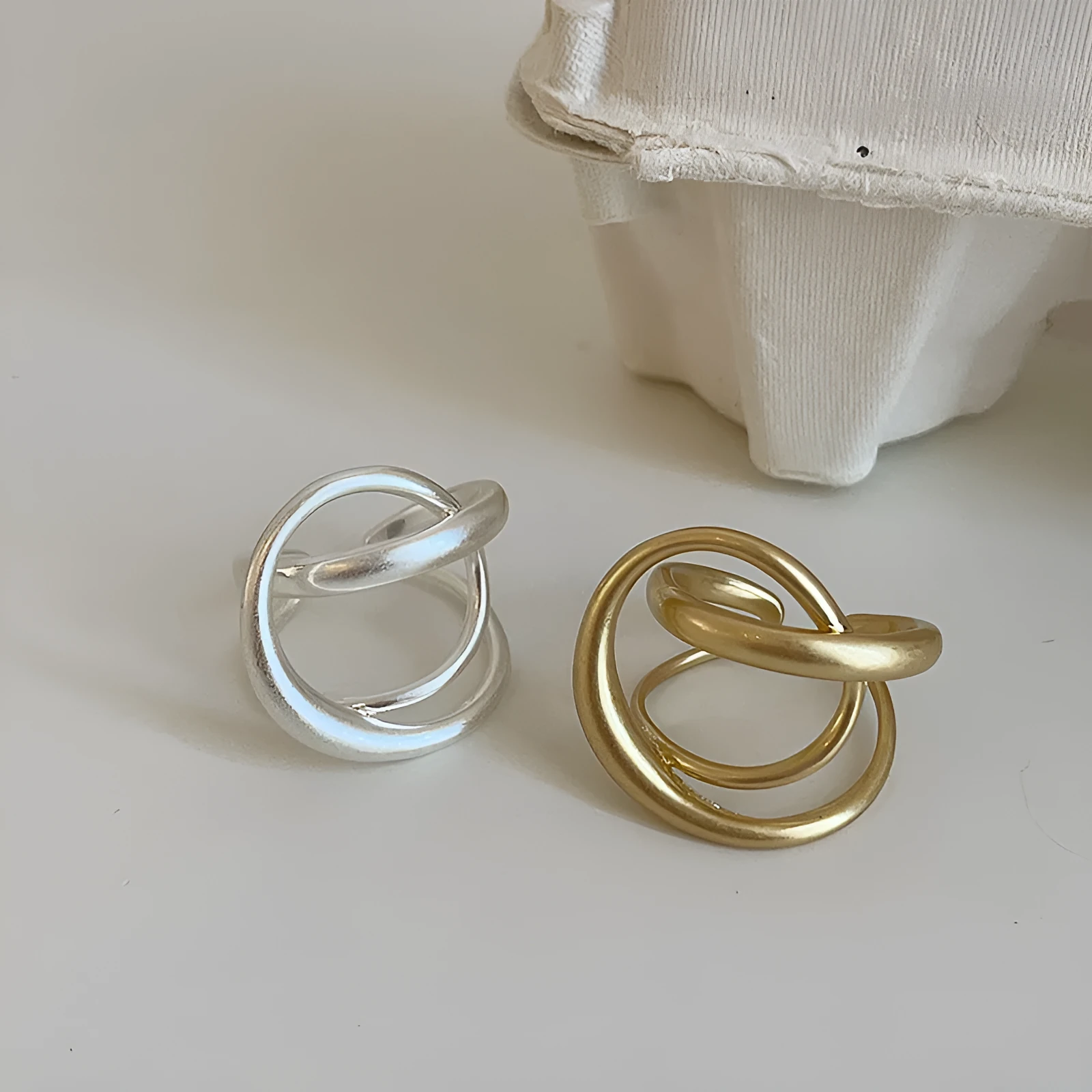 Three-dimensional interlaced matte metal open ring for women in geometric design