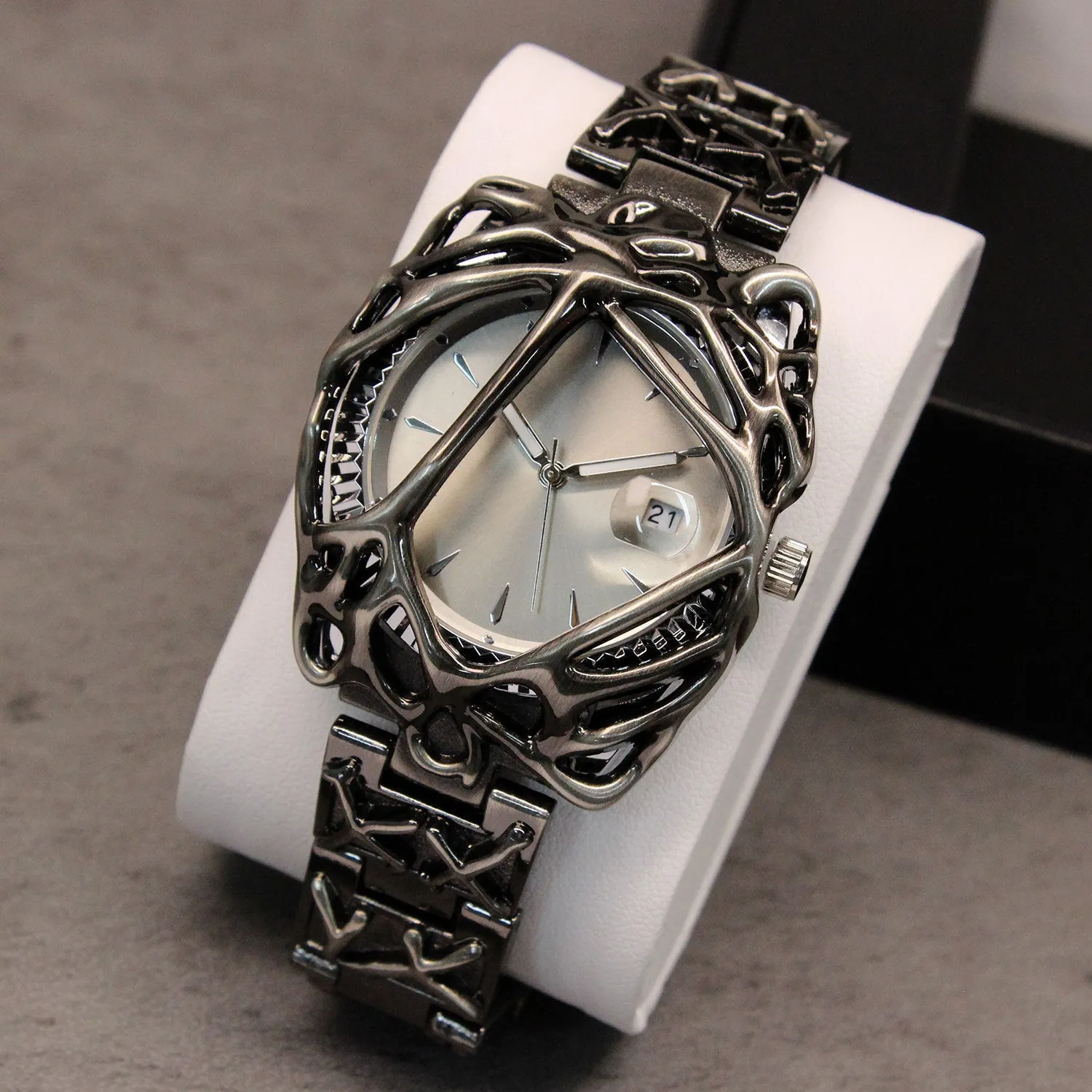 European special-shaped watch with silver dial and scale markings, 10mm thickness