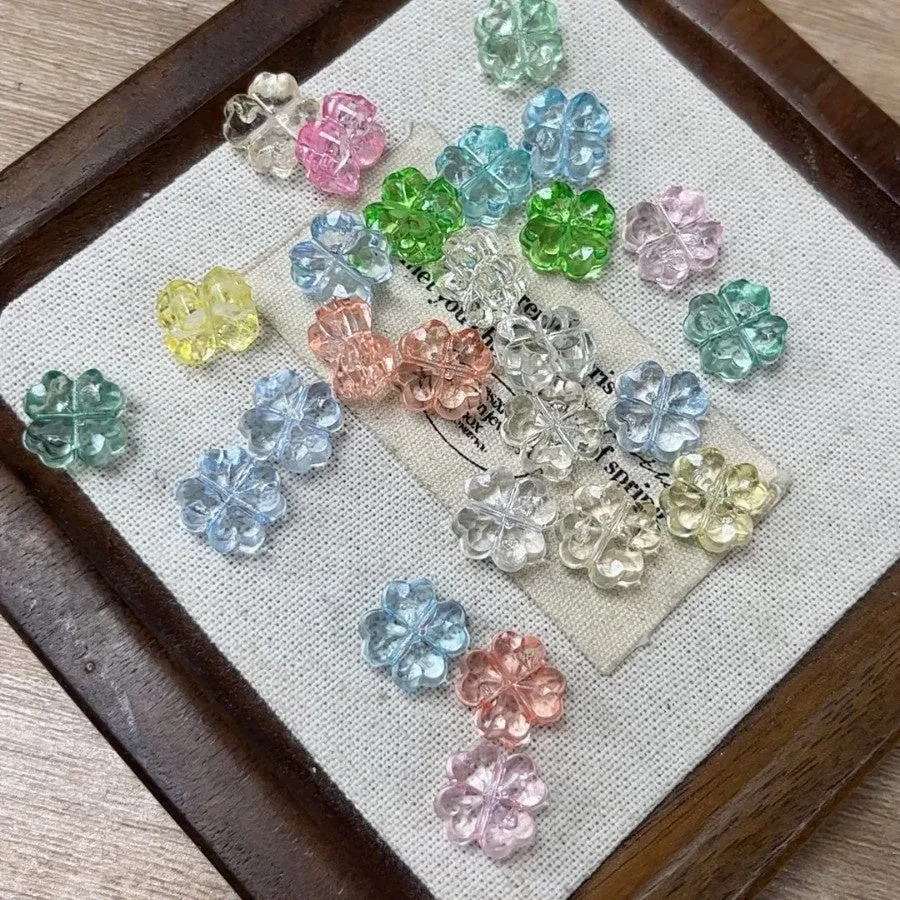 High transparency acrylic fat clover camellia beads scattered on white surface
