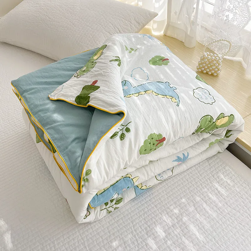 Class A washed cotton double-layer yarn soybean fiber summer quilt with blossom pattern on a light background