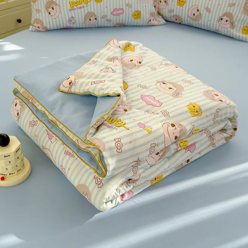 Class A washed cotton double-layer yarn soybean fiber summer quilt with blossom pattern on a light background