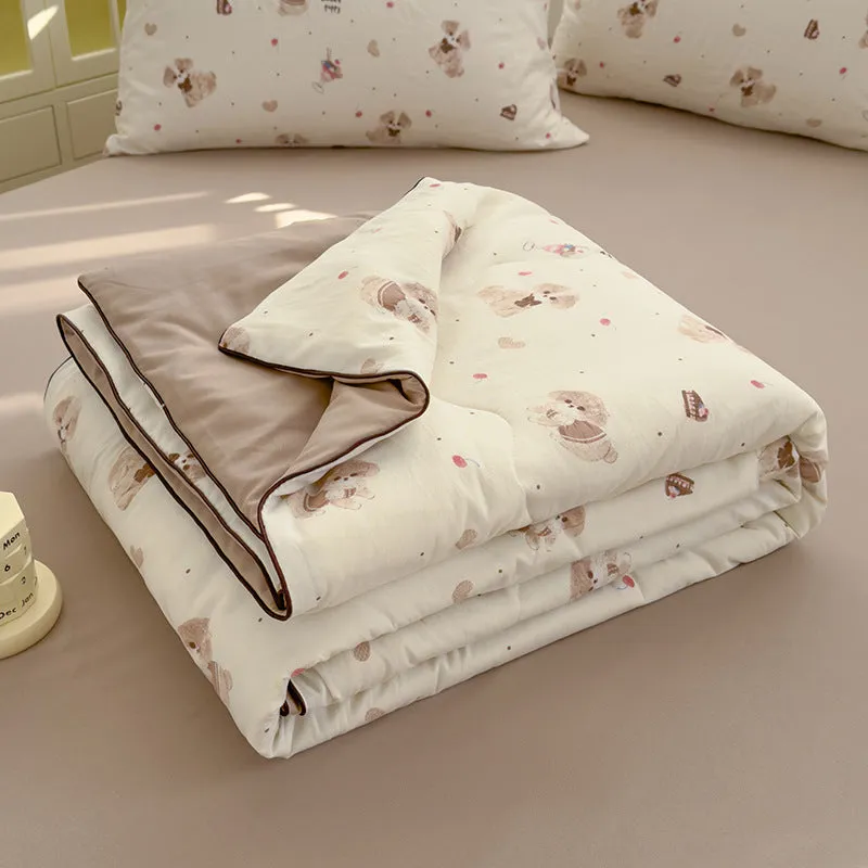 Class A washed cotton double-layer yarn soybean fiber summer quilt with blossom pattern on a light background